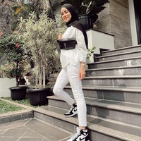 Area depan rumah yang Instagramable kerap menjadi spot ibu dua anak itu untuk sesi foto OOTD. (Foto: Instagram/@ollaramlan)