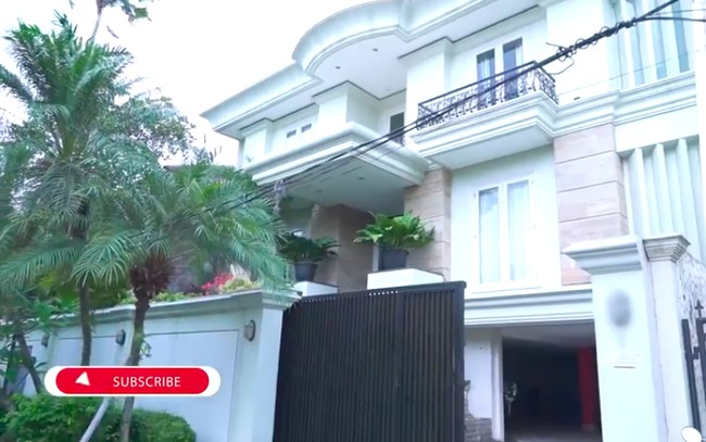 Inilah rumah aktris dan presenter Olla Ramlan dan keluarga. Dari segi eksterior, seperti terlihat di konten YouTube Titi Kamal baru-baru ini, rumah tersebut hadir dengan perpaduan desain klasik dan modern. (Foto: YouTube/Titi dan Tian)