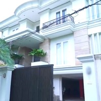 Inilah rumah aktris dan presenter Olla Ramlan dan keluarga. Dari segi eksterior, seperti terlihat di konten YouTube Titi Kamal baru-baru ini, rumah tersebut hadir dengan perpaduan desain klasik dan modern. (Foto: YouTube/Titi dan Tian)
