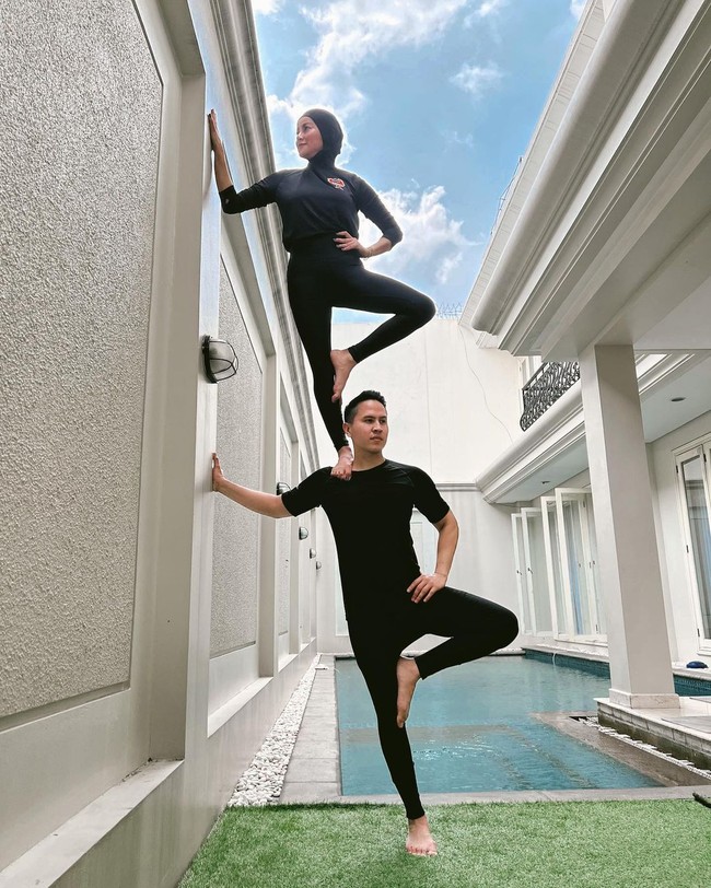 Halaman belakang dilengkapi kolam renang bergaya mini-olympic. Di sini juga terdapat taman kecil yang biasa Olla Ramlan manfaatkan untuk olahraga dan yoga. (Foto: Instagram/@ollaramlan)