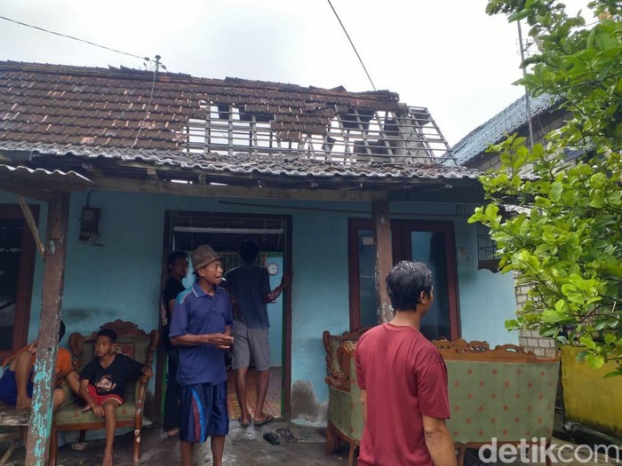 Rumah warga di Tuban di terjang angin