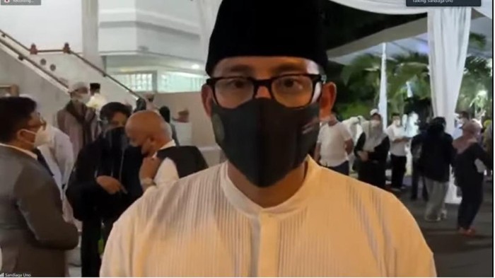 Menparekraf Sandiaga Uno dalam acara prosesi pemakaman ayah mertua.