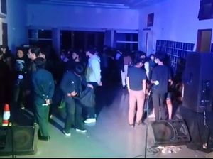 Berkerumun, Reuni-Pesta Miras Mahasiswa Bandung Dibubarkan Satpol PP