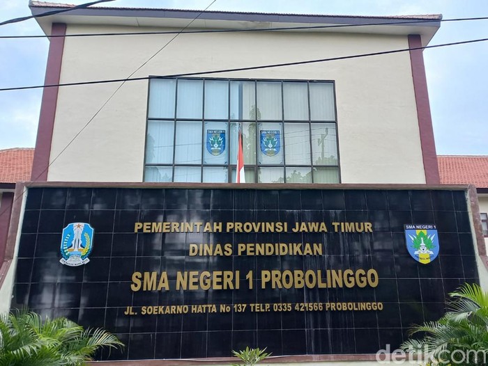 Lima siswa dan seorang guru honorer di SMAN 1 Kota Probolinggo positif COVID-19. Aktivitas pembelajaran tatap muka (PTM) diliburkan selama dua pekan.