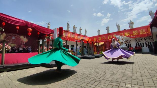 Tarian sufi tampil dalam perayaan Imlek