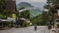 Pengendara motor melintas di Jalan Trans Kalimantan perbatasan Kalimantan Selatan-Kalimantan Timur Di Kabupaten Tabalong, Kalimantan Selatan, Jumat (4/2/2022).