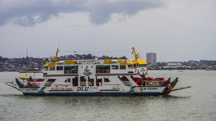 Sejumlah pengendara motor keluar dari Kapal Motor Penumpang (KMP) di Pelabuhan Karingau, Balikpapan, Kalimantan Timur, Sabtu (5/2/2022). Lokasi Ibu Kota Negara (IKN) Nusantara yang berada di Kabupaten Penajam Paser Utara Provinsi Kalimantan Timur memiliki beberapa pilihan transportasi, salah satunya kapal ferry yang melayani penyeberangan dari Pelabuhan Kariangau Balikpapan-Pelabuhan Ferry Penajam lalu dilanjutkan jalur darat. ANTARA FOTO/Bayu Pratama S/rwa.