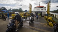 Salah satunya kapal ferry yang melayani penyeberangan dari Pelabuhan Kariangau Balikpapan-Pelabuhan Ferry Penajam lalu dilanjutkan jalur darat.