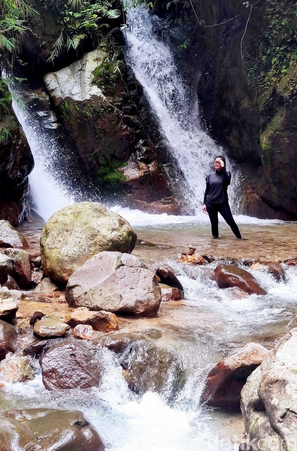 Seorang pengunjung tampak berfoto dan menikmati cipratan air dari curug Kembar tersebut. Kok sendirian ajah mbak? Seorang pengunjung tampak berfoto dan menikmati cipratan air dari curug Kembar tersebut. Kok sendirian ajah mbak?