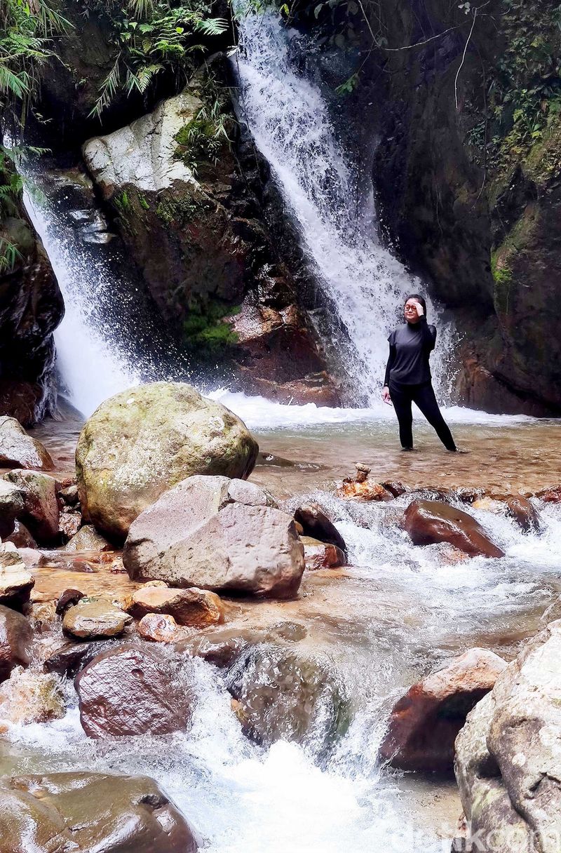 Bogor juga punya banyak curug alias air terjun yang bisa disambangi traveler. Salah satunya ada curug Ciburial yang segar. Lokasinya tak jauh-jauh amat dari Jakarta lho! Nih penampakannya.