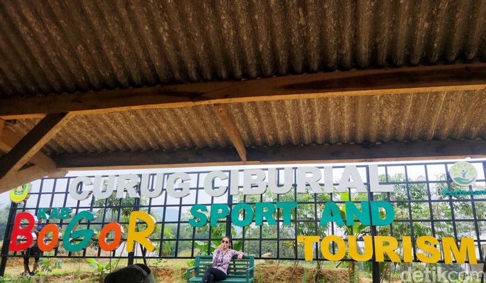 Trekking di Sentul Bonus 3 Curug Ini Lho! Ciburial, Kembar dan Hordeng Bogor juga punya banyak curug alias air terjun yang bisa disambangi traveler. Salah satunya ada curug Ciburial yang segar. Lokasinya tak jauh-jauh amat dari Jakarta lho! Nih penampakannya.