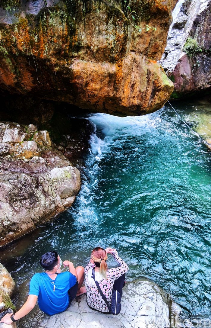Bogor juga punya banyak curug alias air terjun yang bisa disambangi traveler. Salah satunya ada curug Ciburial yang segar. Lokasinya tak jauh-jauh amat dari Jakarta lho! Nih penampakannya.