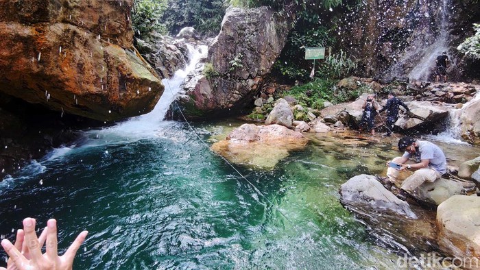 Bogor juga punya banyak curug alias air terjun yang bisa disambangi traveler. Salah satunya ada curug Ciburial yang segar. Lokasinya tak jauh-jauh amat dari Jakarta lho! Nih penampakannya.
