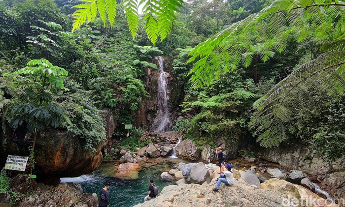 Bogor juga punya banyak curug alias air terjun yang bisa disambangi traveler. Salah satunya ada curug Ciburial yang segar. Lokasinya tak jauh-jauh amat dari Jakarta lho! Nih penampakannya.