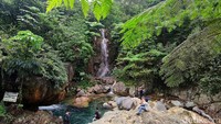 Curug Ciburial ini terletak di Kecamatan Babakan Madang, Kabupaten Bogor, tepatnya di desa Karang Tengah. Perjalanan menuju ke curug Ciburial harus ditempuh dengan jalan kaki alias trekking selama kurang lebih 35 menit dengan medan yang cukup curam dan terjal.