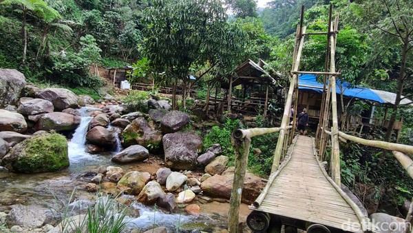 Suasana pegunungan juga amat sangat terasa dengan udara segar dan air dingin yang terus menerus mengalir tanpa henti. Serasa ingin berendam dan mandi berlama-lama disini deh. Suasana pegunungan juga amat sangat terasa dengan udara segar dan air dingin yang terus menerus mengalir tanpa henti. Serasa ingin berendam dan mandi berlama-lama disini deh.