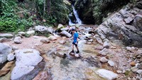 Nah, kalau yang ini namanya Curug Kembar. Kenapa dinamankan curug kembar, karena kebetulan ada dua aliran air terjun kecil yang bersebelahan, makanya dinamakan Curug Kembar.