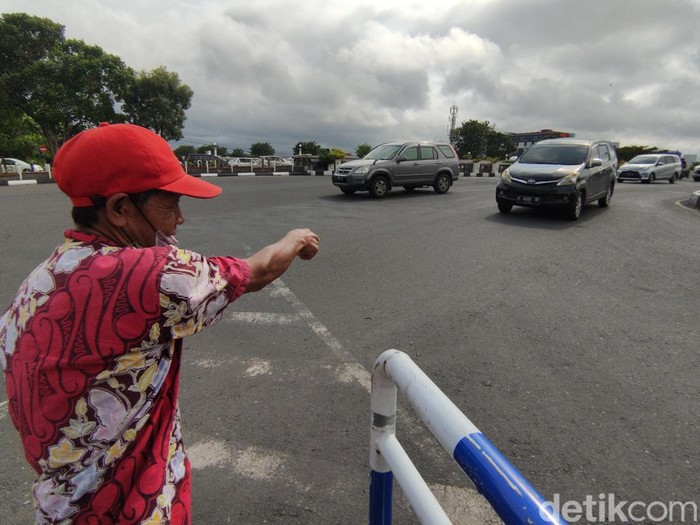 Supriyanto menunjukkan lokasi Gubernur Jateng, Ganjar Pranowo, terjatuh dari sepeda.