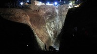 Anak tersebut jatuh dari lubang sedalam 32 meter pada Selasa (31/1) sore.  