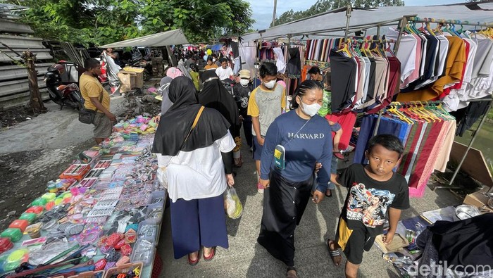 Kasus Covid-19 varian omicron terus naik di Jakarta. Neski demikian warga tetap berolahraga dan berbelanja di PKL yang memenuhi Banjir Kanal Timur (BKT).