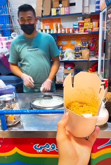 Tak hanya di Indonesia, di Arab juga ada Warmindo yang laris manis.