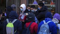 Di lingkungan Houhai di utara pusat ibukota China, sebuah toko memasang tanda sebelum pukul 10 pagi yang mengatakan bahwa suvenir Bing Dwen Dwen terjual habis.