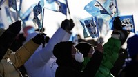 Penonton bersorak sebelum final gaya lereng putri di Olimpiade Musim Dingin 2022, Minggu, (6/2/2022), di Zhangjiakou, China. Selama beberapa hari pertama Olimpiade, langkah-langkah pandemi tampaknya tidak menyurutkan antusiasme para penggemar untuk menonton. (Foto AP/Francisco Seco)