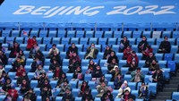 Penonton menunggu dimulainya program pendek tunggal putra pada kompetisi figure skating pada Olimpiade Musim Dingin 2022, Jumat, (4/2/2022). Kota Baise yang memiliki total 3,6 juta penduduk itu mendeteksi 37 kasus baru Covid-19 pada Minggu (6/2), naik enam kasus dari sehari sebelumnya. Meski jumlah kenaikan kasus harian ini kecil menurut standar global, namun bagi China lonjakan infeksi Covid-19 ini sudah dalam tahap waspada. (Foto AP/Natacha Pisarenko)