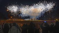 Kerumunan menyaksikan kembang api meledak pada upacara pembukaan Olimpiade Musim Dingin 2022, Jumat, (4/2/2022), di Beijing. Meski jumlah kenaikan kasus harian ini kecil menurut standar global, namun bagi China lonjakan infeksi Covid-19 ini sudah dalam tahap waspada. Sebab, China menerapkan kebijakan strategi nol Covid-19, di mana setiap tempat dan daerah yang memiliki lonjakan kasus virus corona akan langsung diisolasi demi meredam penularan. Terlebih China tengah menjadi tuan rumah Olimpiade Musim Dingin yang tengah berlangsung di Ibu Kota Beijing. (Foto AP/Ng Han Guan)