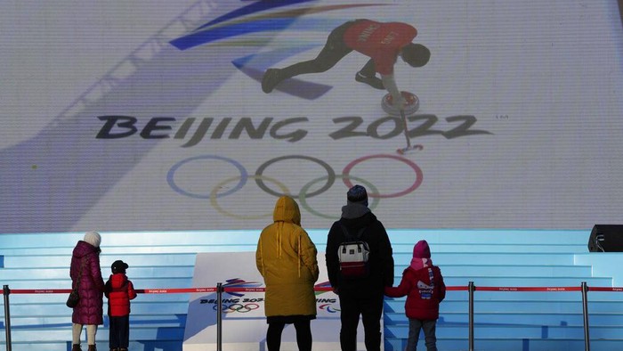 Antusias Warga Saksikan Olimpiade Beijing Residents watch a broadcast of a curling competition for the 2022 Winter Olympics shown on a big screen at a special site set up for the public in Beijing, China, Saturday, Feb. 5, 2022, in Beijing. (AP Photo/Ng Han Guan)