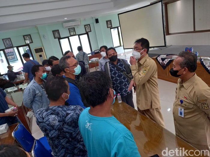 Suasana audiensi Paguyuban Pendorong Gerobak PKL Malioboro di Kompleks Balai Kota, Senin (7/2/2022).