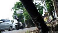 Tiang miring ini sangat rawan ambruk ke tengah jalan. Sehingga hal ini dapat membahayakan pengendara yang melintas.  