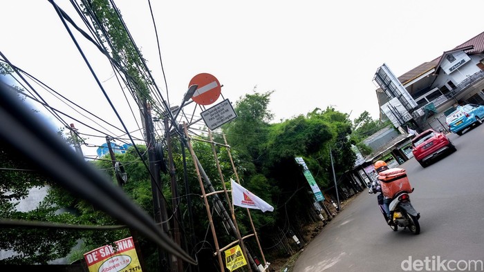 Awas! Ada Tiang Miring di Cirendeu Tangsel Terdapat tiang yang miring di kawasan Cirendeu, Tangerang Selatan. Jika terus dibiarkan, tiang tersebut dapat terjatuh dan membahayakan pengguna jalan.
