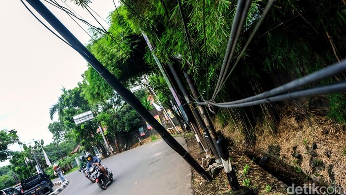 Terdapat tiang yang miring di kawasan Cirendeu, Tangerang Selatan. Jika terus dibiarkan, tiang tersebut dapat terjatuh dan membahayakan pengguna jalan.