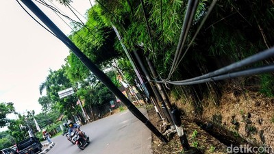 Awas! Ada Tiang Miring di Cirendeu, Tangsel