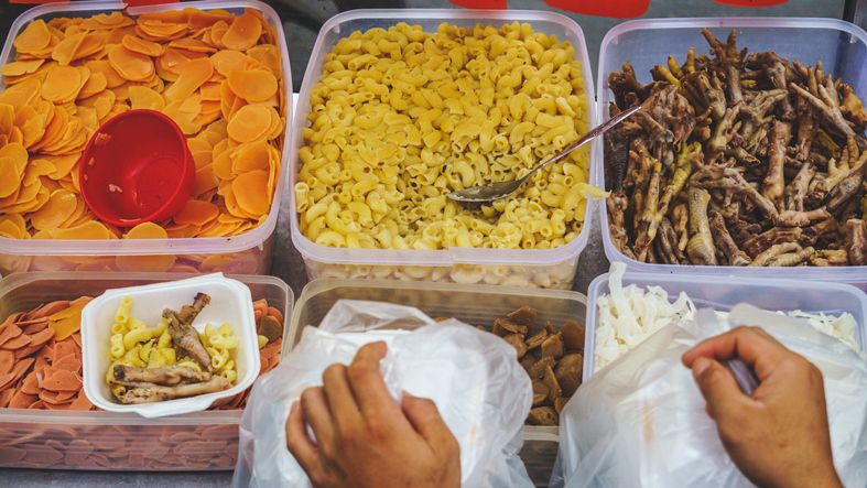 Ayah bantu beli seblak dagangan anaknya