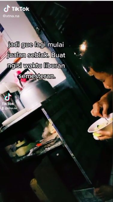 Ayah bantu beli seblak dagangan anaknya
