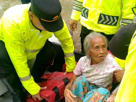 Petugas gabungan mengevakuasi warga di lokasi banjir, Senin (7/2/2022).