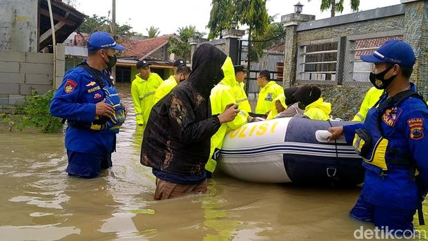 Petugas gabungan mengevakuasi warga di lokasi banjir, Senin (7/2/2022).