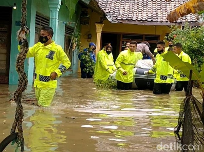Petugas gabungan mengevakuasi warga di lokasi banjir, Senin (7/2/2022).