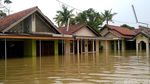 Banjir Pekalongan Meluas, Lansia Dievakuasi dengan Perahu Karet