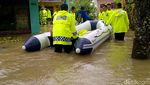 Banjir Pekalongan Meluas, Lansia Dievakuasi dengan Perahu Karet