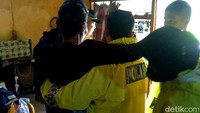 Satu per satu warga lansia yang terjebak banjir dievakuasi oleh petugas kepolisian.