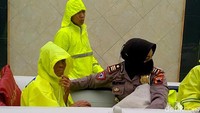Sementara itu, akibat luapan sungai, permukiman warga setempat terendam air sejak kemarin, petugas kepolisian bersama TNI, melakukan evakuasi lansia dan balita.