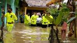 Banjir Pekalongan Meluas, Lansia Dievakuasi dengan Perahu Karet