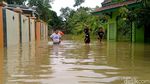 Banjir Pekalongan Meluas, Lansia Dievakuasi dengan Perahu Karet