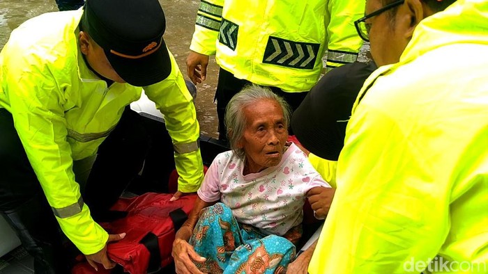 Banjir Pekalongan Meluas, Lansia Dievakuasi Pakai Perahu Karet Banjir di Kabupaten Pekalongan kian meluas. Pihak kepolisian pun mengevakuasi warga lansia yang terdampak banjir dengan menggunakan perahu karet.
