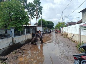 Warga Probolinggo Bersihkan Lumpur Sisa Banjir yang Rendam Ratusan Rumah