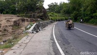 Pasalnya, ada empat faktor yang mengiringi atau menyebabkan terjadinya kecelakaan. Seperti faktor manusia, kendaraan, lingkungan, ataupun jalan. Nantinya, dengan semua temuan tersebut pihaknya baru bisa menyimpulkan apa penyebab pasti kecelakaan maut tersebut.