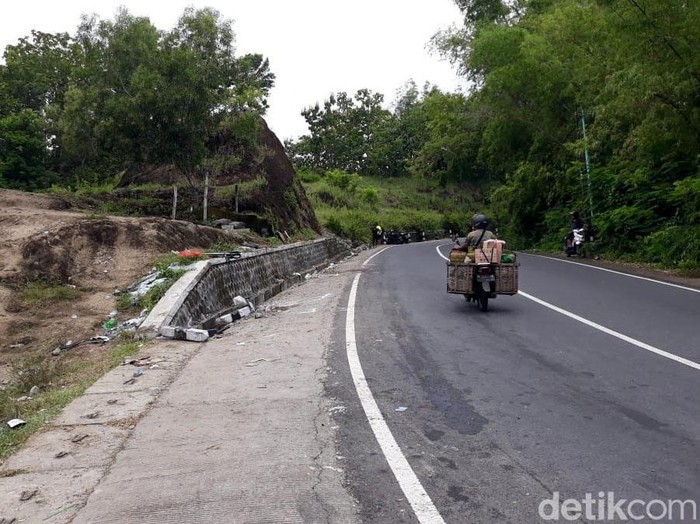 Kecelakaan bus pariwisata di kawasan Bukit Bego, Imogiri, Bantul, tewaskan 13 orang. Polisi pun datangi lokasi kejadian untuk mengusut kecelakaan maut tersebut.